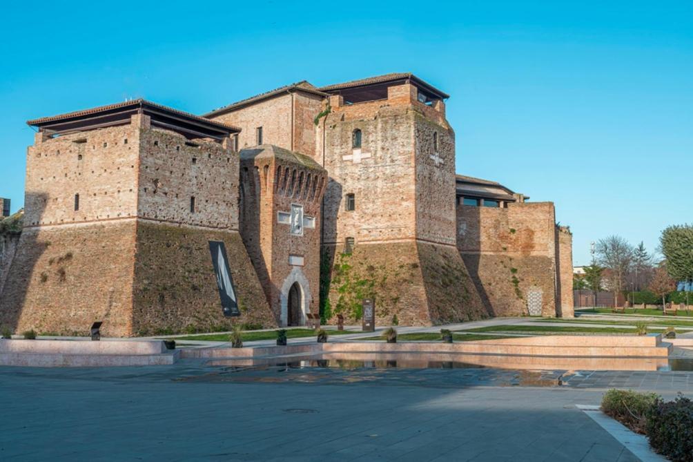 Lamalatestina Suite - Apartment In Front Of The Castle Rimini Exterior foto